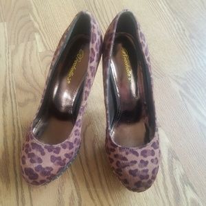 Breckelles Womans Sz 9 Heels Studded Animal Print